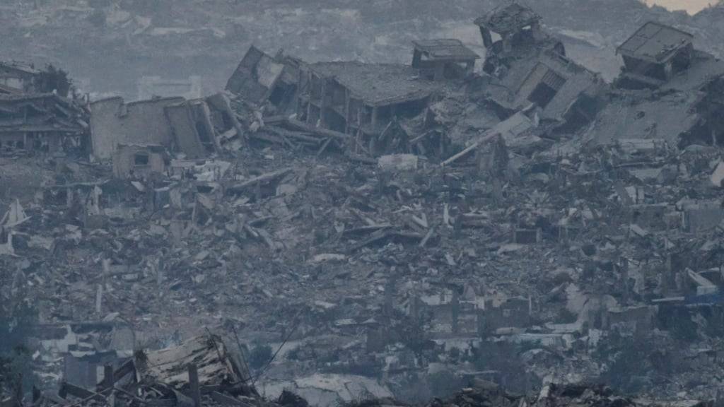 Gebäude, die während der israelischen Boden- und Luftoperationen zerstört wurden, stehen im nördlichen Gazastreifen, vom Süden Israels aus gesehen. Foto: Leo Correa/AP/dpa