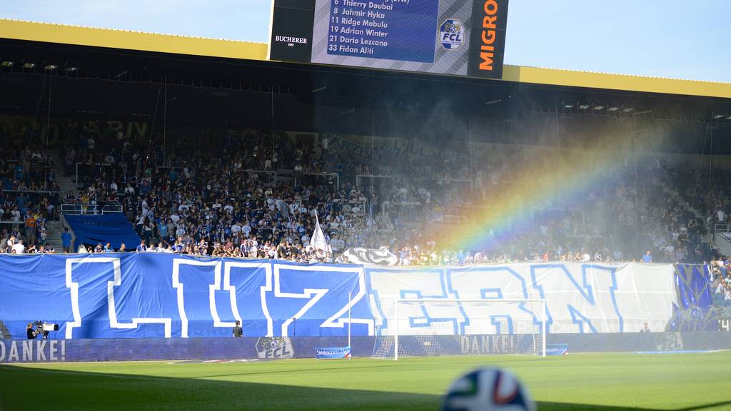 Die Fans feuern den FCL in der swissporarena an.