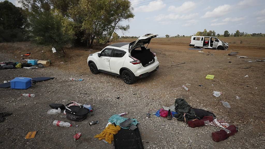 Zurückgelassene Autos und persönliche Gegenstände auf einem Festivalgelände nach einem Überfall der Hamas. Der Bundesrat will die Hamas nun als terroristische Organisation einstufen. (Archivbild)