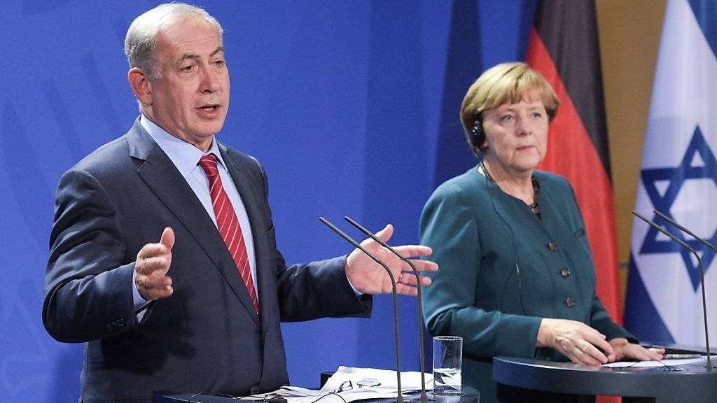 Israels Regierungschef Benjamin Netanjahu spricht vor den Medien in Berlin, neben ihm Bundeskanzlerin Angela Merkel