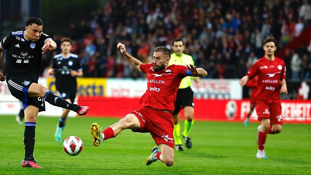 Granit Lekaj (Mitte) wirft sich in den Schuss (Archivaufnahme)