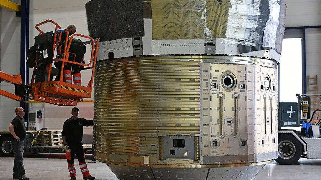 Der Prototyp eines ESA-Raumfrachters wurde am Donnerstag bei Ruag Space in Zürich verladen.