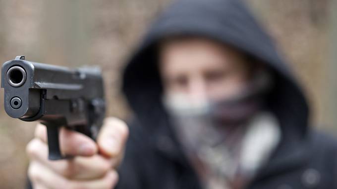 Mann bedroht Frau mit gezogener Waffe – Polizei sucht Zeugen 