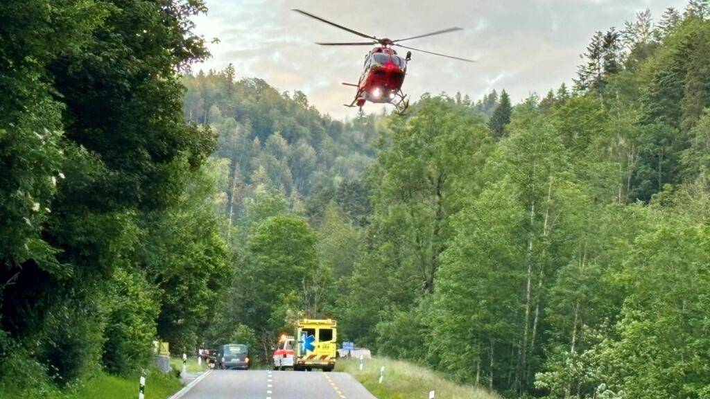 Ein Rettungshelikopter brachte den schwer verletzten Motorradfahrer in ein Spital.