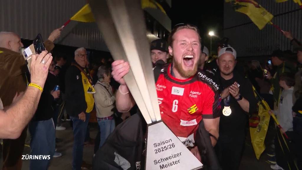 Rabenschwarzer Fussball-Abend – Jubel im Unihockey