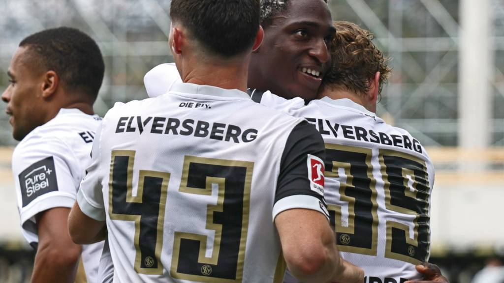 David Mokwa, Torschütze zum 1:1, und Elversberg jubelten auch in Mönchengladbach
