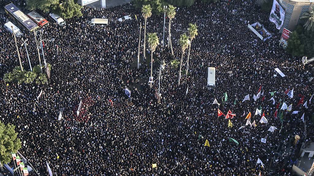 Tausende trauern in der Islamischen Republik Iran um den bei einem Angriff getöteten Top-General Ghassem Soleimani. (Bild vom 5. Januar)