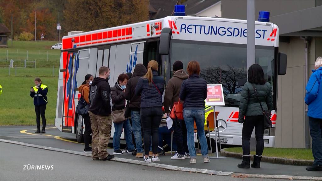 Imfdorf in Zürich, Impfbus in Schwyz