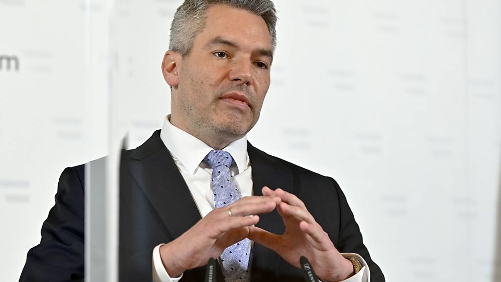 Karl Nehammer (ÖVP), Innenminister von Österreich, bei einer Pressekonferenz zur Entwicklung nach dem Terroranschlag. Foto: Herbert Neubauer/APA/dpa