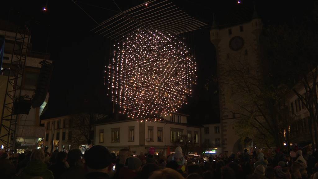 Kinder wecken die Weihnachtsbeleuchtung in Baden beim «Liechterwecke» auf