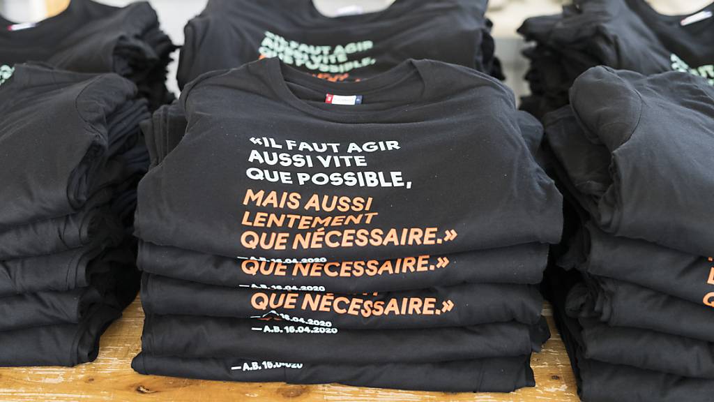 T-Shirts mit dem Berset-Spruch warten in einer Druckerei in Sévaz FR auf ihre Auslieferung.