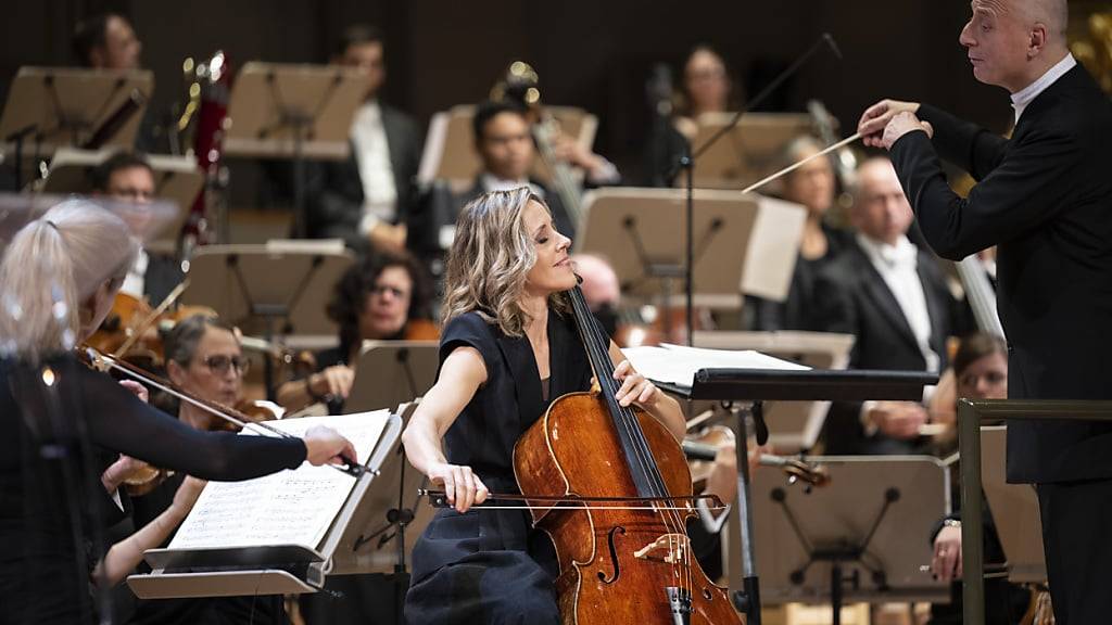 Die Cellistin Sol Gabetta mit dem Zürcher Tonhalle Orchester und dem Dirigenten Paavo Järvi: An der Gala im Jahr 2022 erhielt sie den Europäischen Kulturpreis. (Archivbild)