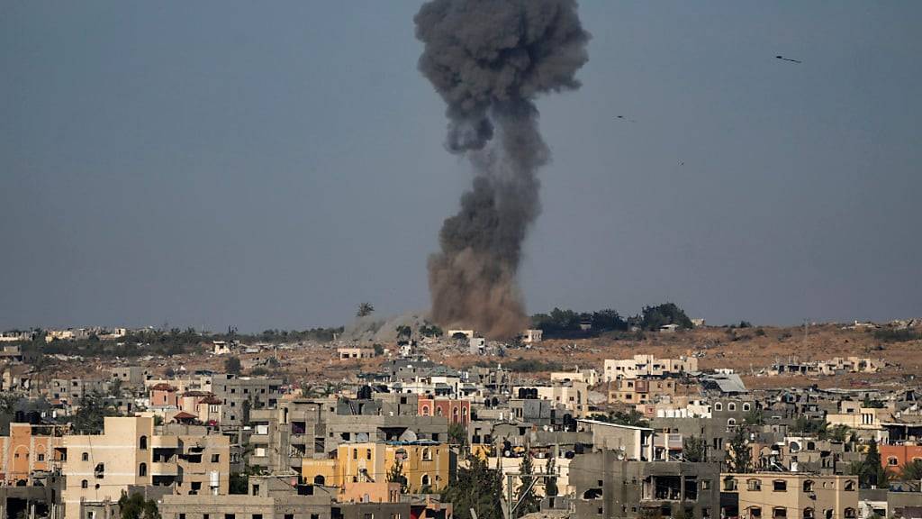 Rauch steigt nach einem israelischen Luftangriff auf. Foto: Abdel Kareem Hana/AP/dpa