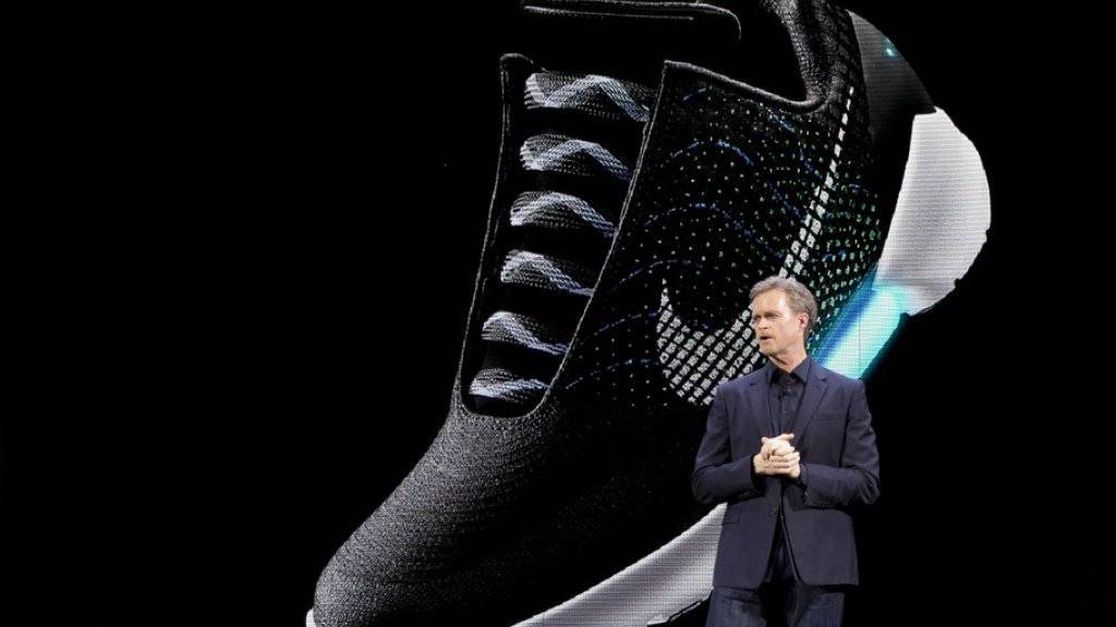 Nike-Chef Mark Parker stellt vor den Medien in New York das selbstschnürende Modell HyperAdapt 1.0 vor.