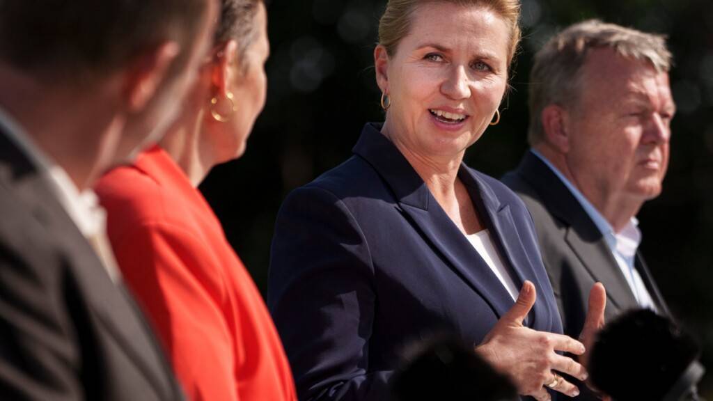 Die Parteivorsitzenden Martin Lidegaard (Sozialliberale Partei), Pia Olsen Dyhr (SF), die neue dänische Ministerpräsidentin Mette Frederiksen (Sozialdemokraten) und Lars Loekke Rasmussen (Moderate) stellen in der Marienborg das Regierungsprogramm für eine neue Regierung in Dänemark vor. Foto: Liselotte Sabroe/Ritzau Scanpix Foto/AP/dpa