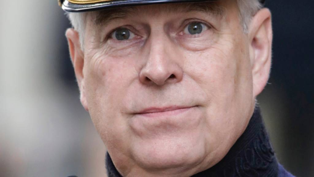 ARCHIV - Der damalige britische Prinz Andrew nimmt an einer Gedenkveranstaltung zum Ende des 2. Weltkriegs teil. Foto: Olivier Matthys/AP/dpa