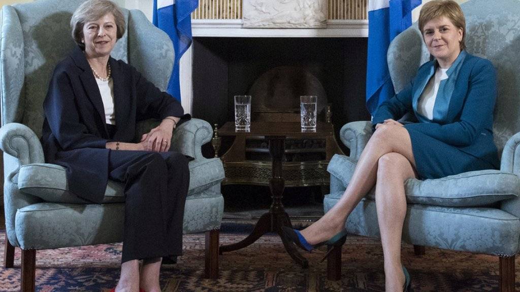 Die britische Premierministerin May (links) sprach mit der Chefin der schottischen Regionalregierung, Sturgeon.