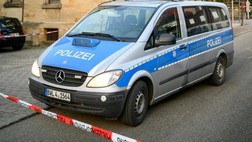 Nach dem Fund dreier Leichen in einem Wohnhaus im baden-württembergischen Holzgerlingen untersucht die Polizei den Fundort. (Symbolbild)