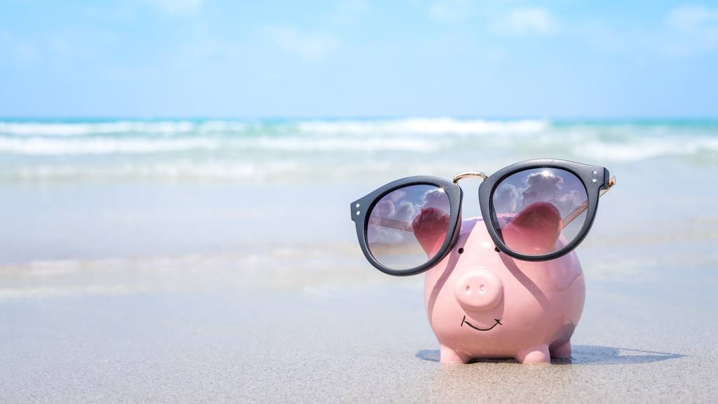 Diese Tipps helfen dir, in den Ferien Geld zu sparen.