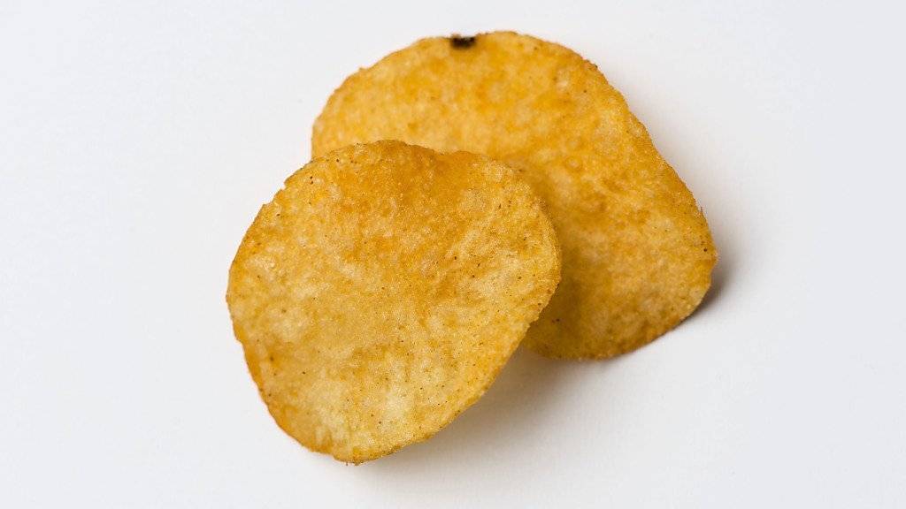 Dank Fussball-EM und neuen Produkten soll der Umsatz beim Schweizer Snackhersteller Zweifel Pomy-Chips weiter wachsen. (Archivbild).