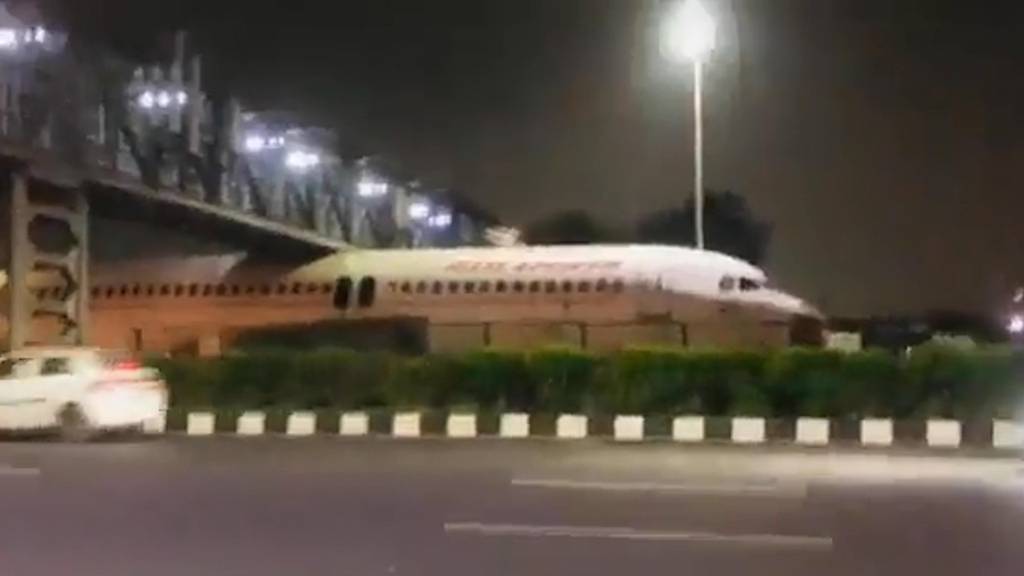 Indien: Flugzeug steckt unter Fussgängerbrücke fest