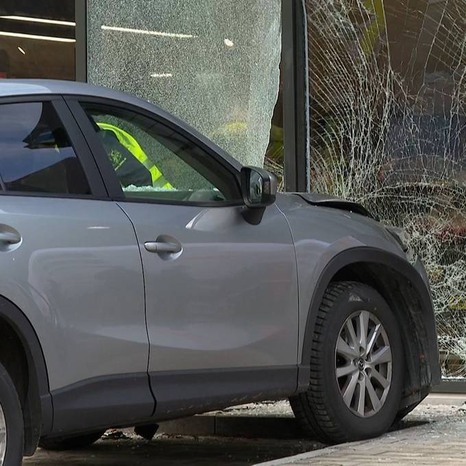 Kurz nach Wiedereröffnung: Auto knallt in Schaufenster von Aldi-Filiale