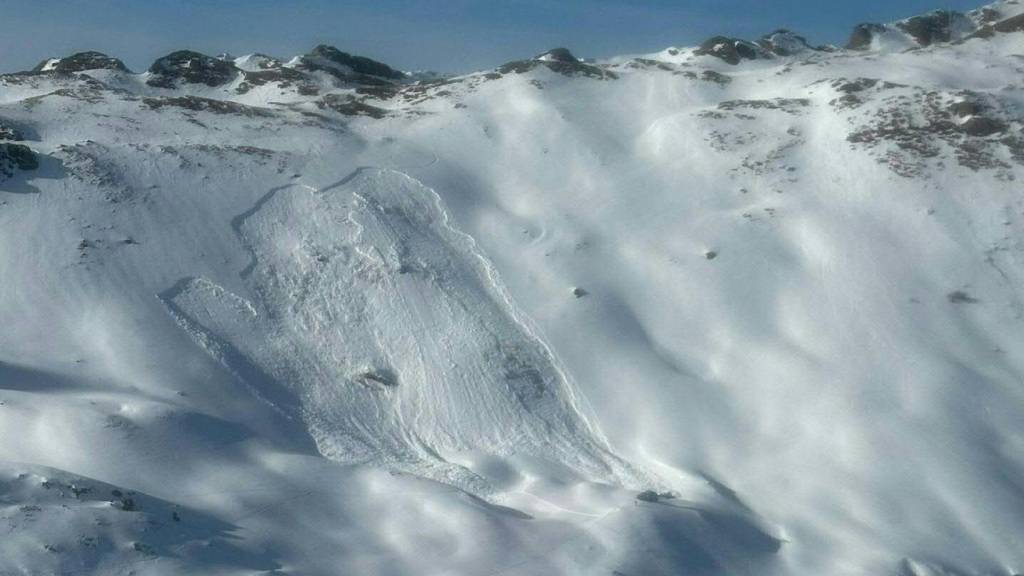 HANDOUT - Lawinenabgang auf der Schmugglerscharte in Bad Hofgastein. In Österreich sind insgesamt fünf Menschen bei zwei Lawinenabgängen gestorben. Foto: Unbekannt/BERGRETTUNG SALZBURG/APA/dpa - ACHTUNG: Nur zur redaktionellen Verwendung im Zusammenhang mit der aktuellen Berichterstattung und nur mit vollständiger Nennung des vorstehenden Credits