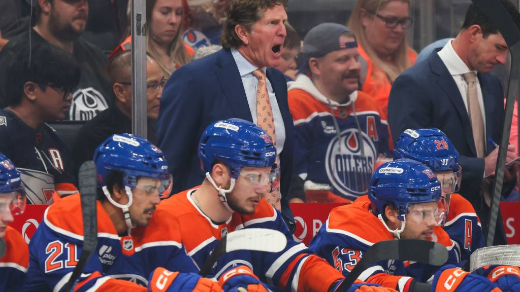 Edmontons Headcoach Mike Babcock gibt den Spielern schreiend Anweisungen
