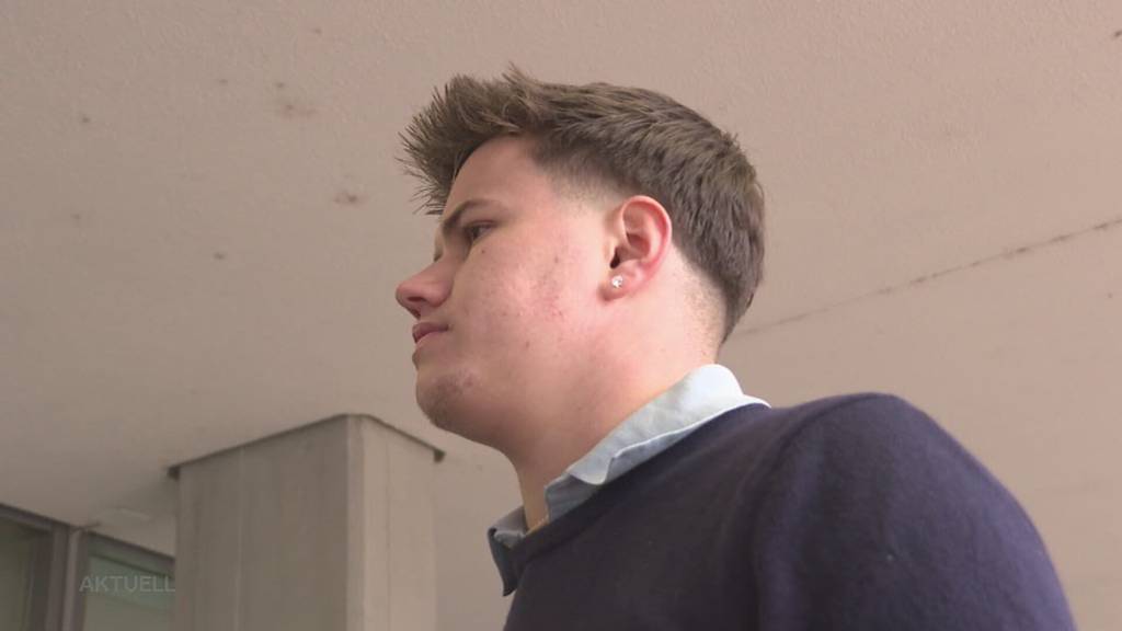 Unerwartete Wende: Milde, obwohl ein Mann eine Baustellen-Abschrankung auf Auto warf