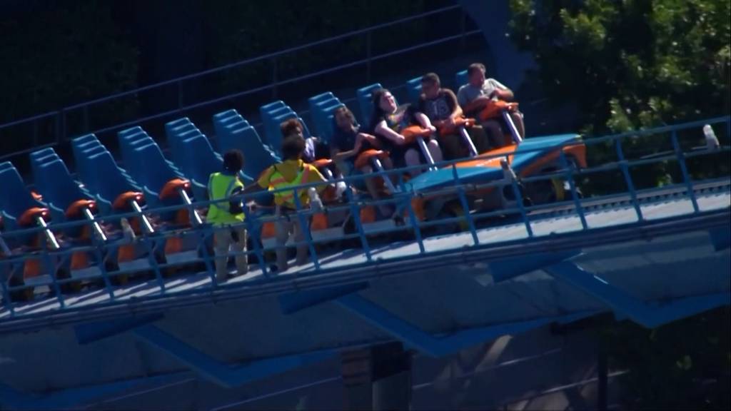 Unfall in US-Freizeitpark: Mann stürzt aus Achterbahn und stirbt