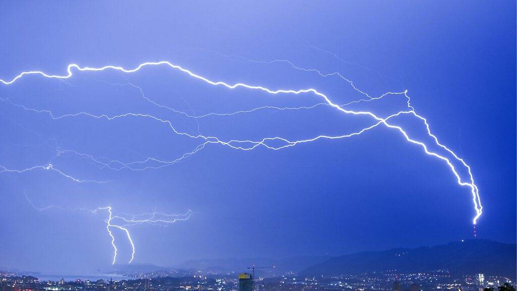 In der Schweiz sind von Dienstag bis Mittwochmorgen zehntausende Blitze gezählt worden: SRF Meteo meldete über 70'000 Blitze bis 05.00 Uhr, Meteonews Schweiz meldete am Mittwochmorgen über 43'000 Blitze.