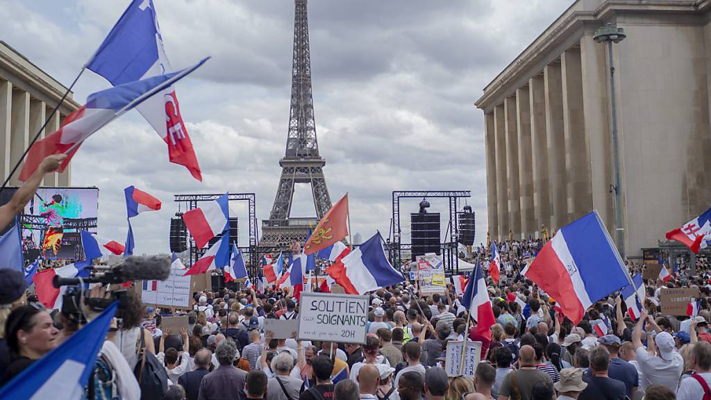 Protest in Paris gegen die Impfpflicht. Foto: Rafael Yaghobzadeh/AP/dpa