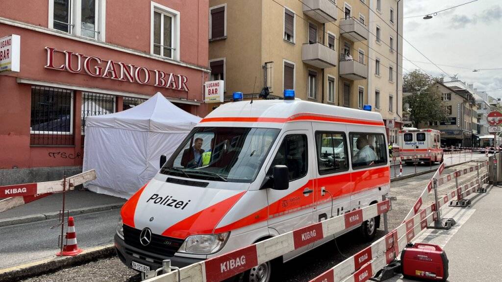 Ein Mann ist an der Zürcher Langstrasse erstochen worden. Die Stadtpolizei fahndet nach dem Täter.