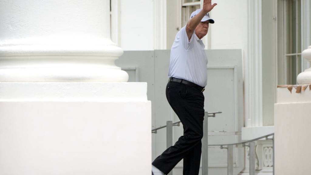 US-Präsident Donald Trump winkt, als er in Washington den Nordportikus des Weißen Hauses betritt. Foto: Mark Schiefelbein/AP/dpa