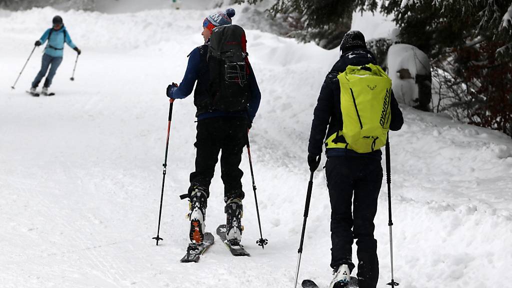 Die Lawinengefahr ist im Wallis derzeit sehr hoch, wie die Behörden warnen. Skitouren und Freeriding müssten daher sorgfältig vorbereitet werden. (Symbolbild)