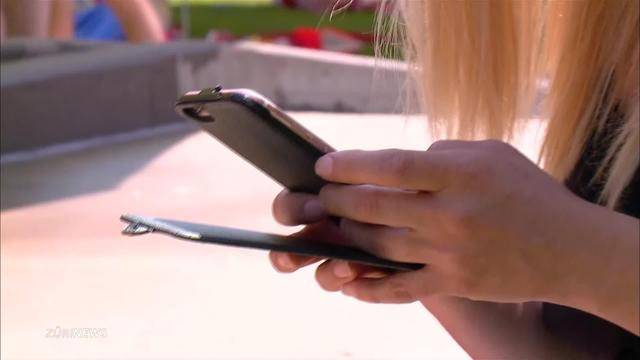 Bademeister schlagen Alarm wegen Handy-Eltern