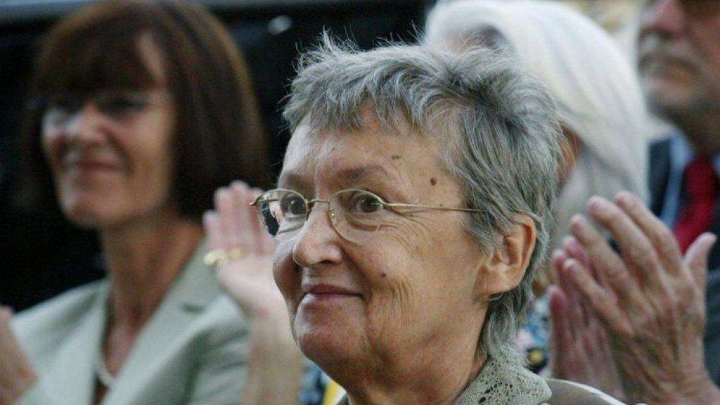 Die österreichische Kinderbuchautorin Christine Nöstlinger  - hier 2003, als sie den «Nobelpreis für Kinderliteratur», den Astrid-Lindgren-Preis entgegennahm - ist tot. Sie wurde 81 Jahre alt.
