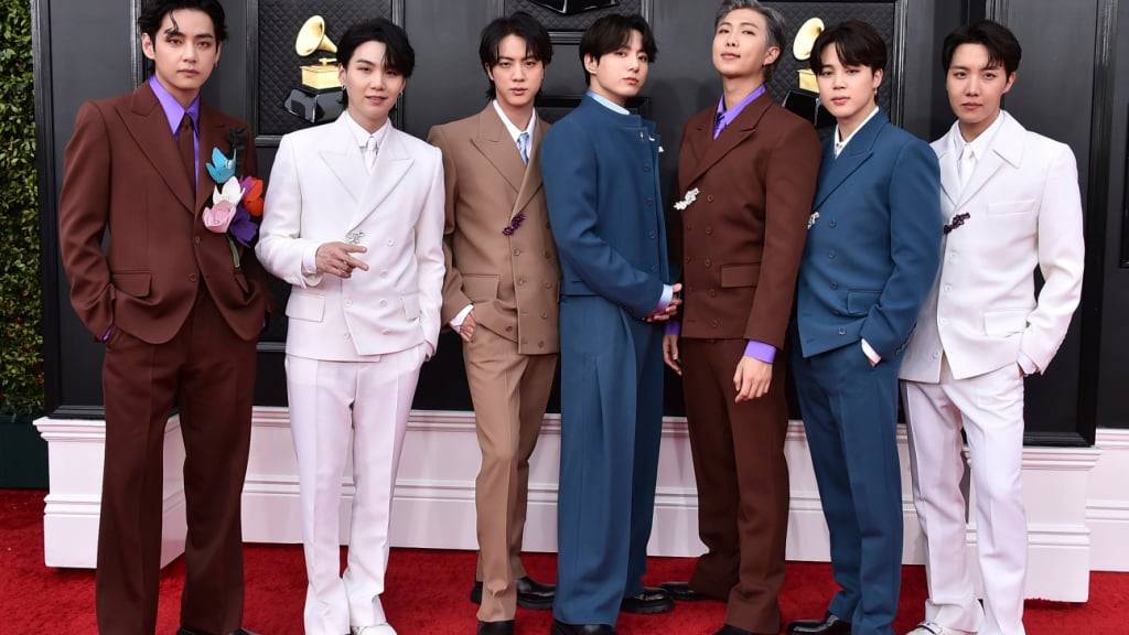 ARCHIV - Die Band BTS kommt zu den 64th Annual Grammy Awards. Die Boyband BTS aus dem Land Südkorea legt eine längere Pause ein. Foto: Jordan Strauss/Invision/AP/dpa
