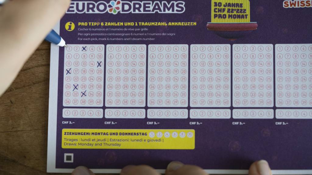 Zwei glückliche Mitspielende erhalten eine monatliche Zahlung von 2222 Franken während fünf Jahren dank der Ziehung von Eurodreams. (Archivbild)