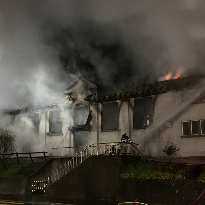 Brand zerstört Turnhalle in Holderbank