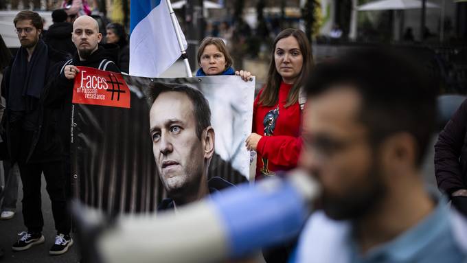 Spontaner Gedenkanlass am Europaplatz nach Nawalnys Tod