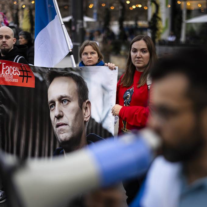 Spontaner Gedenkanlass am Europaplatz nach Nawalnys Tod