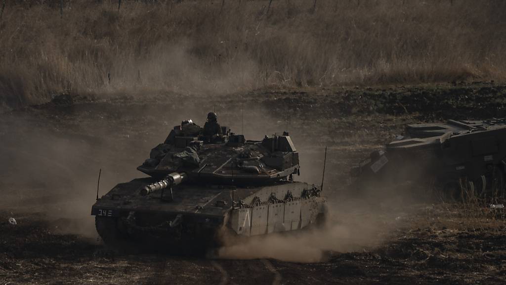 Israelische Panzer an der israelisch-libanesischen Grenze. Foto: Ilia yefimovich/dpa