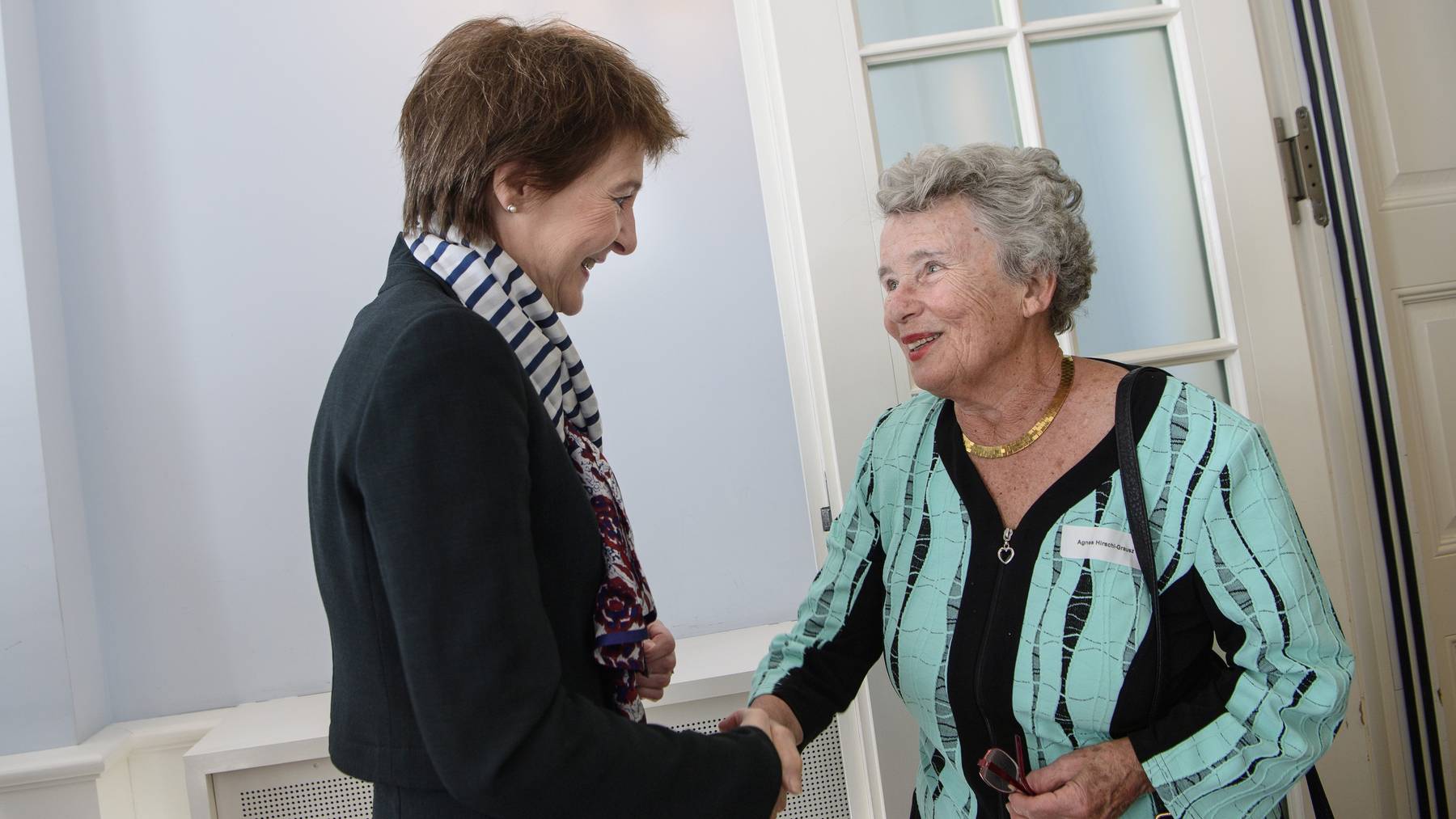 Agnes Hirschi-Grausz, Überlebende des KZ Auschwitz-Birkenau und Bundespräsidentin Simonetta Sommaruga begrüssen sich.