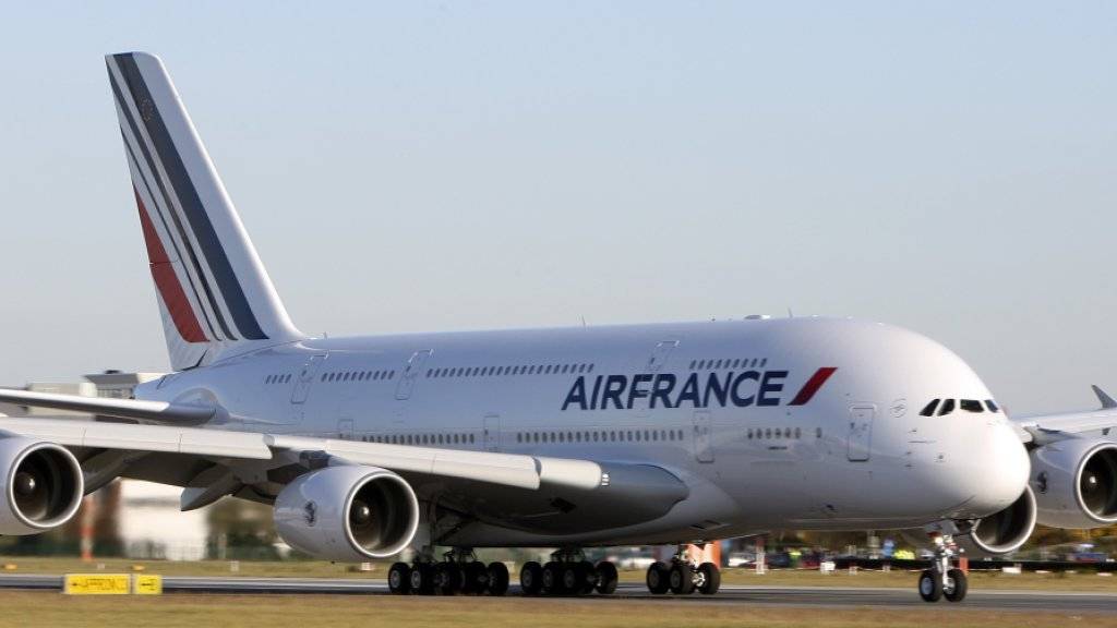 Flugbegleiterinnen von Air France wehren sich gegen die Kopftuchpflicht bei Landungen im Iran.