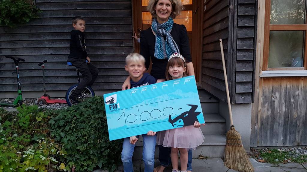 Barbara und ihre Kinder freuen sich über 10'000 Franken.