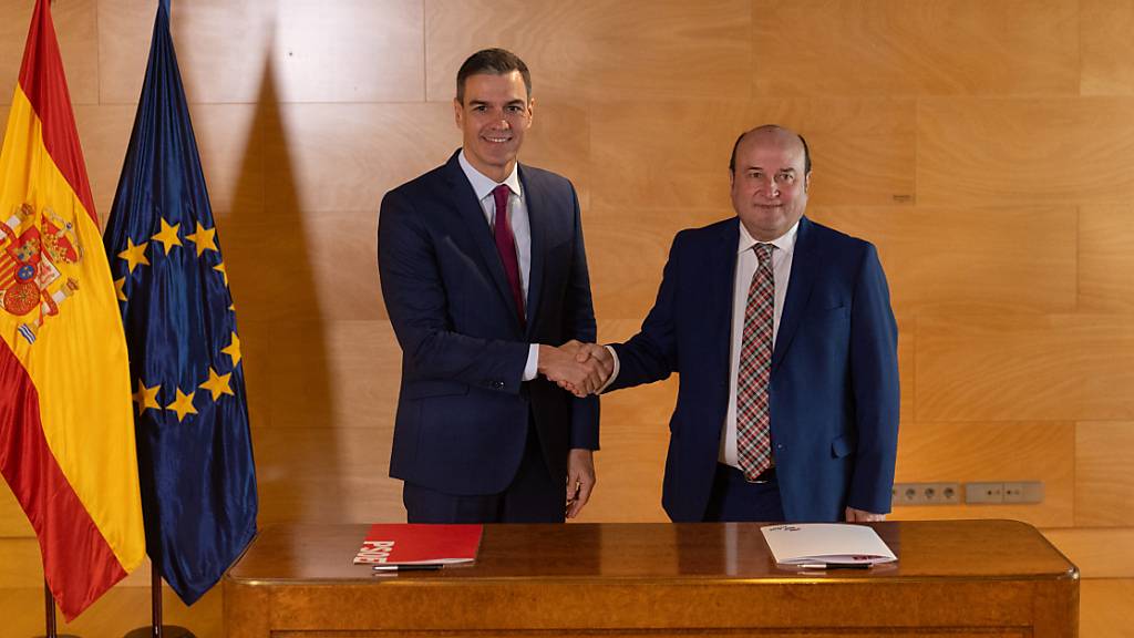 Pedro Sanchez (l), amtierender Ministerpräsident von Spanien, und Andoni Ortuzar, PNV-Präsident, haben ein Abkommen unterzeichnet. Foto: Eduardo Parra/EUROPA PRESS/dpa