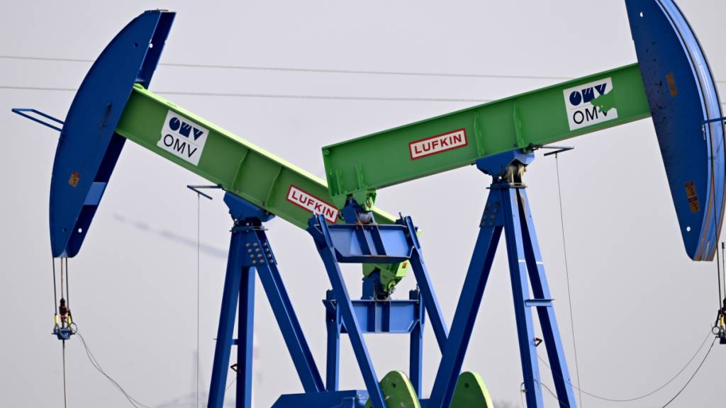 Nach der Ankündigung einer zweiwöchigen Feuerpause zwischen dem Iran und den USA sind die Ölpreise kräftig gesunken. Der Preis für ein Fass (159 Liter) Öl der Sorte Brent fiel um bis zu 16 Prozent auf 91,70 US-Dollar. (Archivbild)