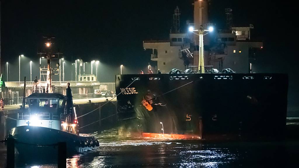 dpatopbilder - Das Frachtschiff «Polesie» wird in der Nacht von zwei Schleppern an den Kai der Seebäderbrücke in Cuxhaven gezogen. Foto: Jonas Walzberg/dpa