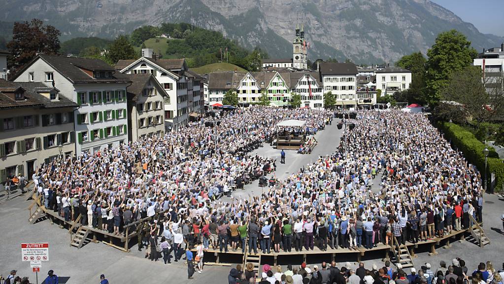 Die stimmberechtigten Glarnerinnen und Glarner werden dieses Jahr möglicherweise zweimal auf dem Zaunplatz in Glarus zur Landsgemeinde zusammenkommen. (Archivbild)